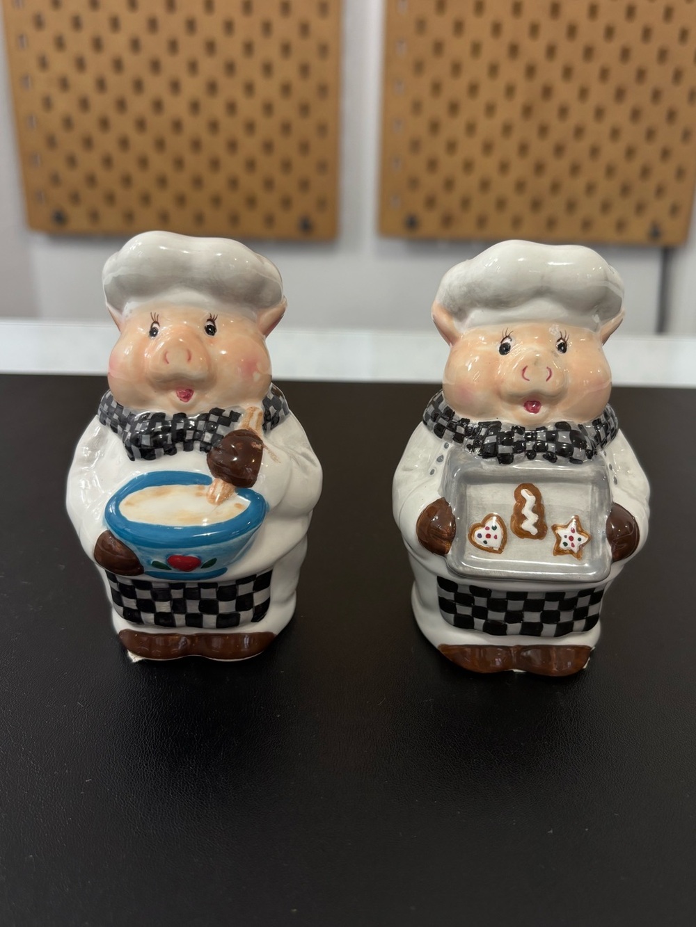 NEW Mr. & Mrs. Pig Chef Cooking Baking Ceramic Salt & Pepper Shaker Set